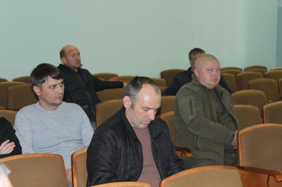 3 апреля под руководством главы администрации района Александра Харламова при участии председателя Советского районного совета Виктории Грицай прошло рабочее совещание с сельхозтоваропроизводителями Советского района 3 апреля под руководством главы администрации района Александра Харламова при участии председателя Советского районного совета Виктории Грицай прошло рабочее совещание с сельхозтоваропроизводителями Советского района
