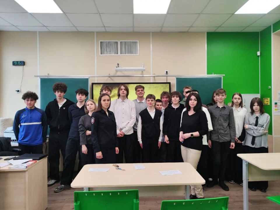 Севастопольские полицейские обучают подростков противодействию вовлечения в наркосбыт и экстремизм Севастопольские полицейские обучают подростков противодействию вовлечения в наркосбыт и экстремизм