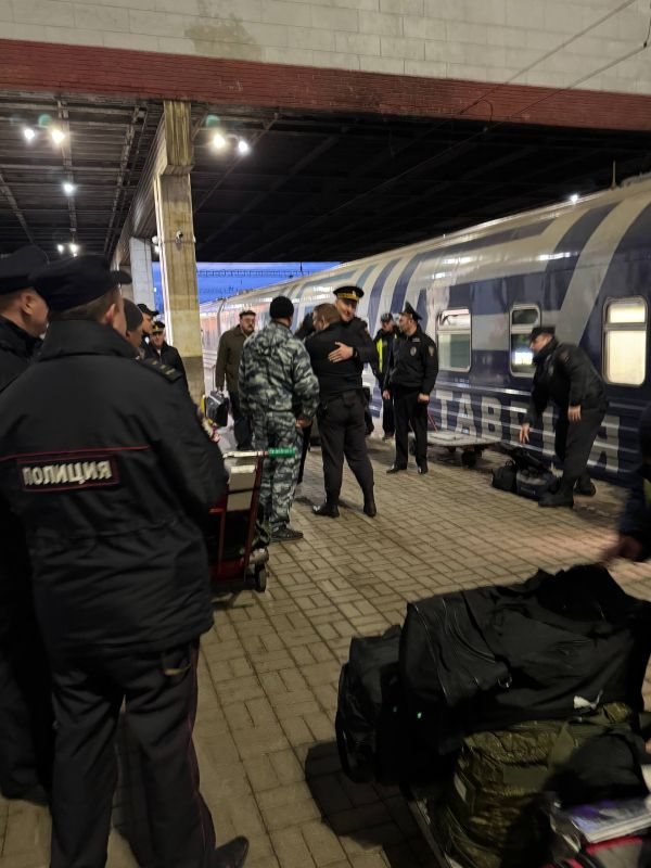 Сводный отряд Управления на транспорте МВД России по Центральному федеральному округу успешно завершил командировку в Республику Крым и прибыл в Москву Несколько месяцев транспортные полицейские помогали своим коллегам из УТ...