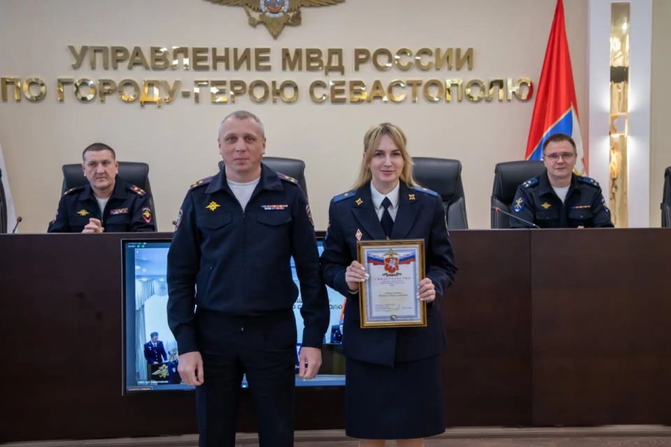 Врио начальника УМВД России по г.Севастополю полковник полиции Владислав Уткин вручил сотрудникам органов внутренних дел ведомственные награды и свидетельства о занесении на доску почета Управления Врио начальника УМВД России по г.Севастополю полковник полиции Владислав Уткин вручил сотрудникам органов внутренних дел ведомственные награды и свидетельства о занесении на доску почета Управления