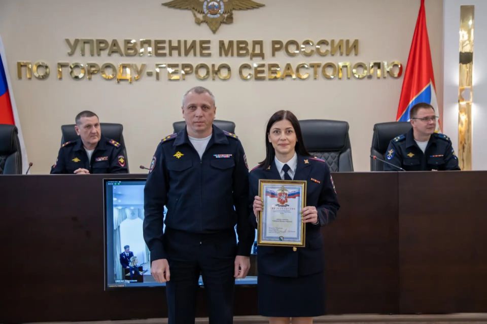 Врио начальника УМВД России по г.Севастополю полковник полиции Владислав Уткин вручил сотрудникам органов внутренних дел ведомственные награды и свидетельства о занесении на доску почета Управления Врио начальника УМВД России по г.Севастополю полковник полиции Владислав Уткин вручил сотрудникам органов внутренних дел ведомственные награды и свидетельства о занесении на доску почета Управления