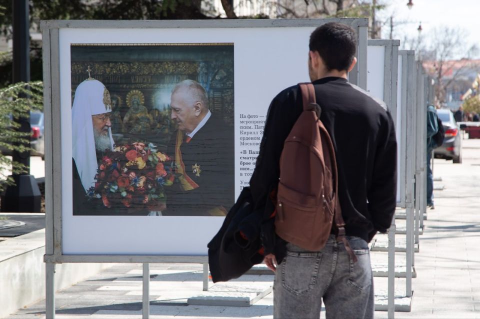Фотовыставка в память о Владимире Жириновском открылась в Симферополе Фотовыставка в память о Владимире Жириновском открылась в Симферополе