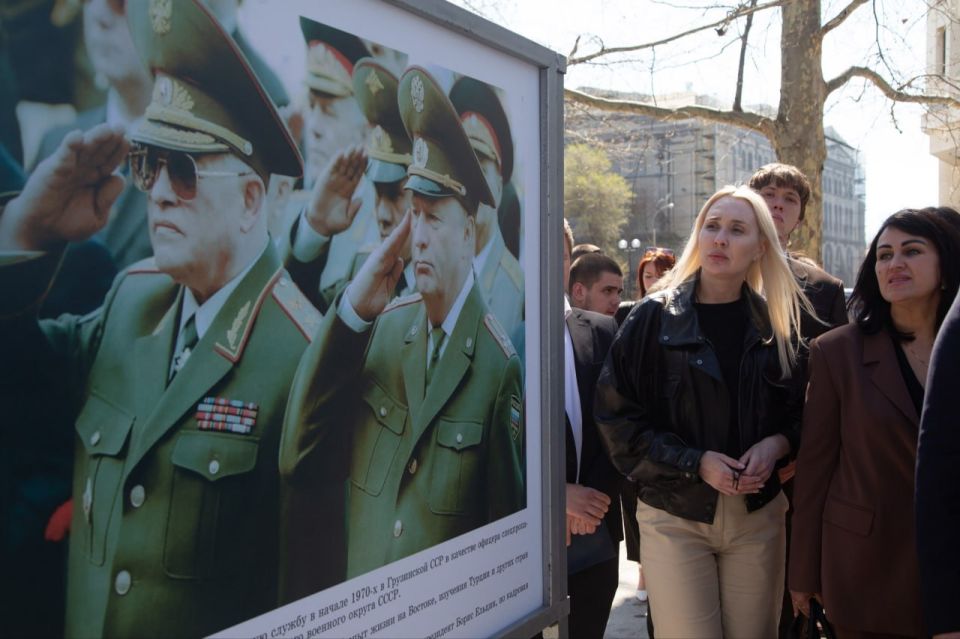 Фотовыставка в память о Владимире Жириновском открылась в Симферополе Фотовыставка в память о Владимире Жириновском открылась в Симферополе