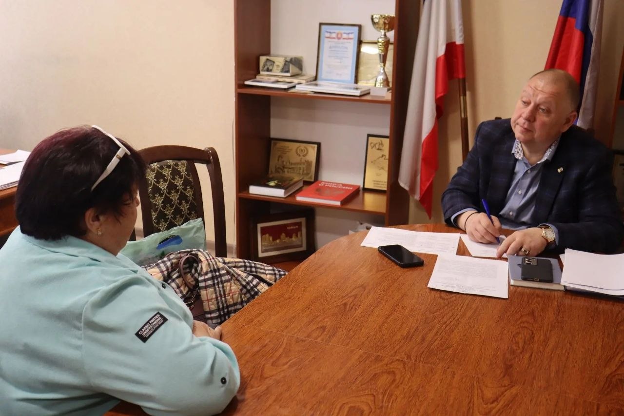 Новую трудовую неделю начал традиционно с приёма граждан Новую трудовую неделю начал традиционно с приёма граждан