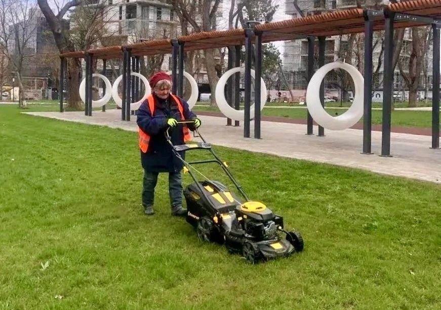 В парках и скверах Симферополя начался активный покос травы В парках и скверах Симферополя начался активный покос травы