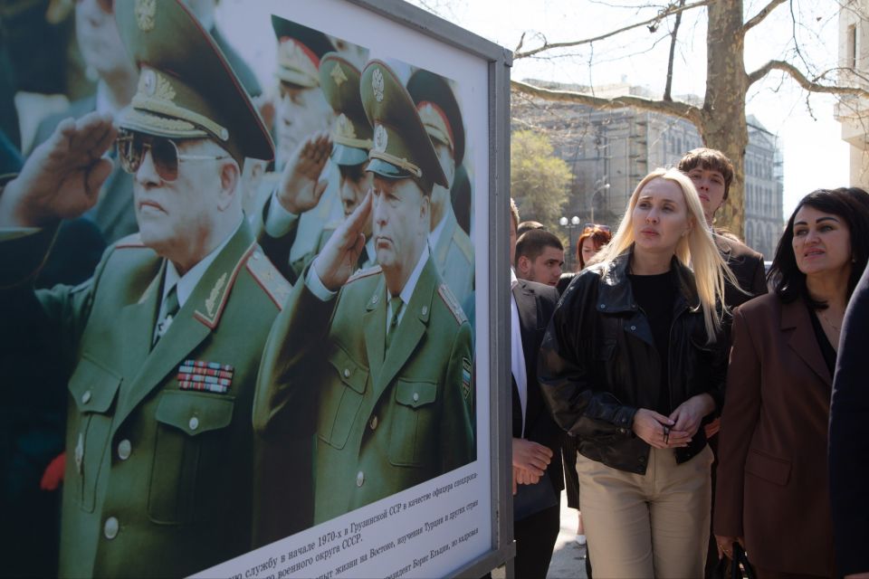 Владимир Константинов: В Симферополе открылась уличная фотовыставка, посвящённая жизненному и политическому пути, наследию Владимира Вольфовича Жириновского Владимир Константинов: В Симферополе открылась уличная фотовыставка, посвящённая жизненному и политическому пути, наследию Владимира Вольфовича Жириновского