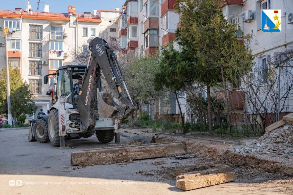 На улице Александра Маринеско начался ремонт двора На улице Александра Маринеско начался ремонт двора