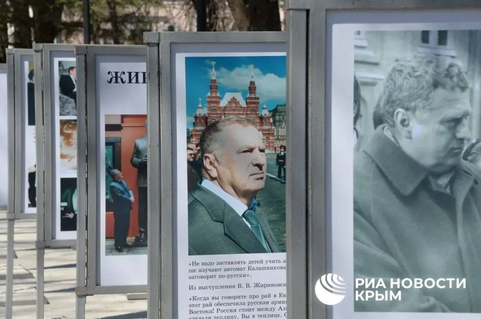 В центре Симферополя открылась выставка, посвященная памяти Владимира Жириновского В центре Симферополя открылась выставка, посвященная памяти Владимира Жириновского
