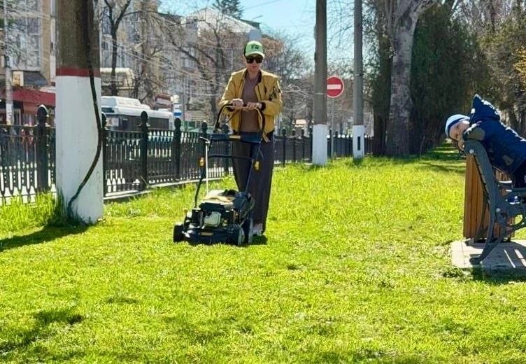 В парках и скверах Симферополя начался активный покос травы В парках и скверах Симферополя начался активный покос травы
