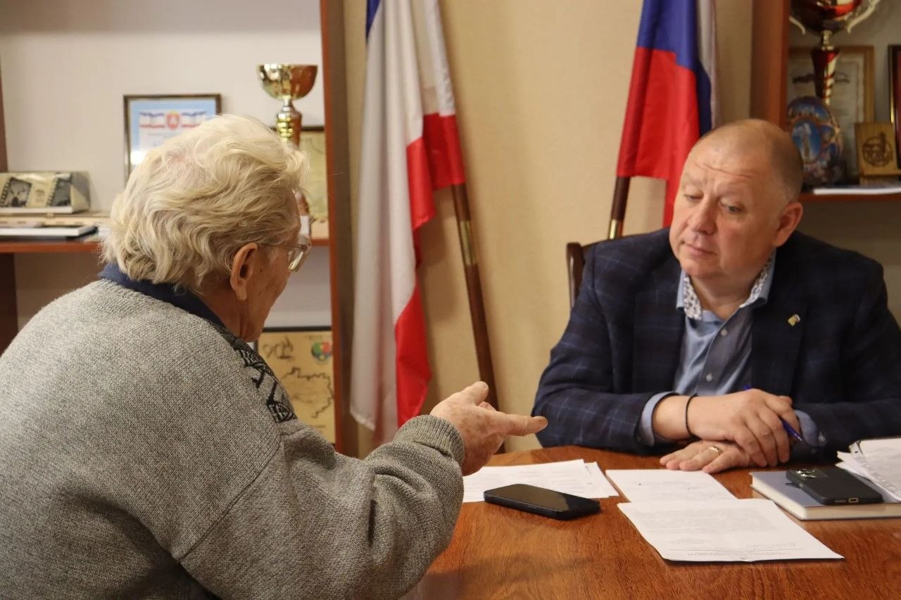 Новую трудовую неделю начал традиционно с приёма граждан Новую трудовую неделю начал традиционно с приёма граждан