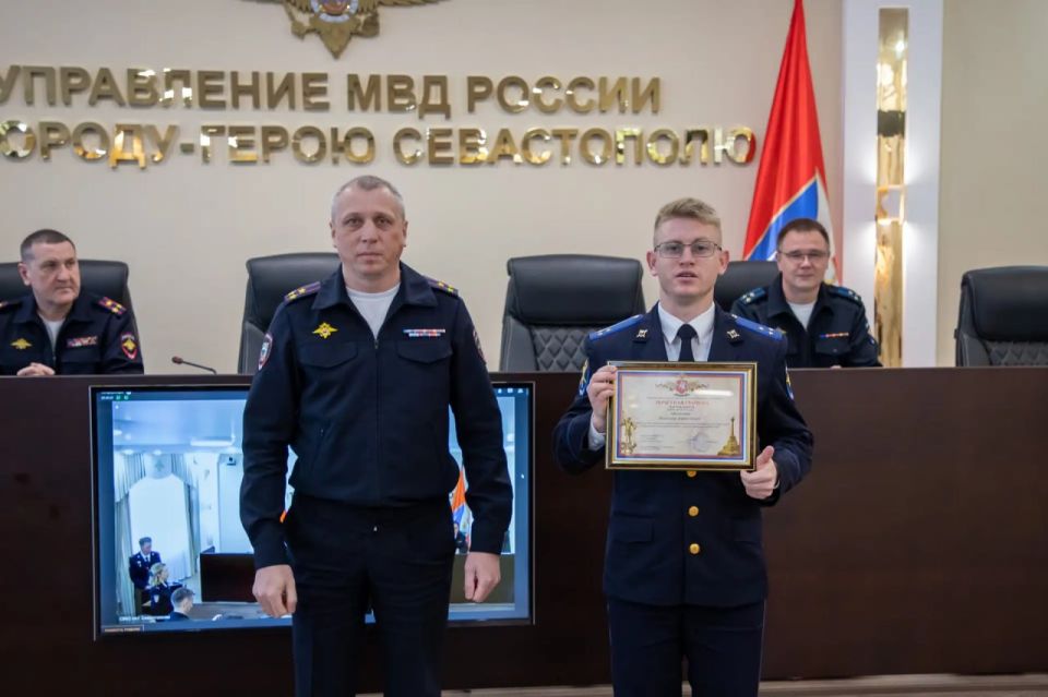 Врио начальника УМВД России по г.Севастополю полковник полиции Владислав Уткин вручил сотрудникам органов внутренних дел ведомственные награды и свидетельства о занесении на доску почета Управления Врио начальника УМВД России по г.Севастополю полковник полиции Владислав Уткин вручил сотрудникам органов внутренних дел ведомственные награды и свидетельства о занесении на доску почета Управления