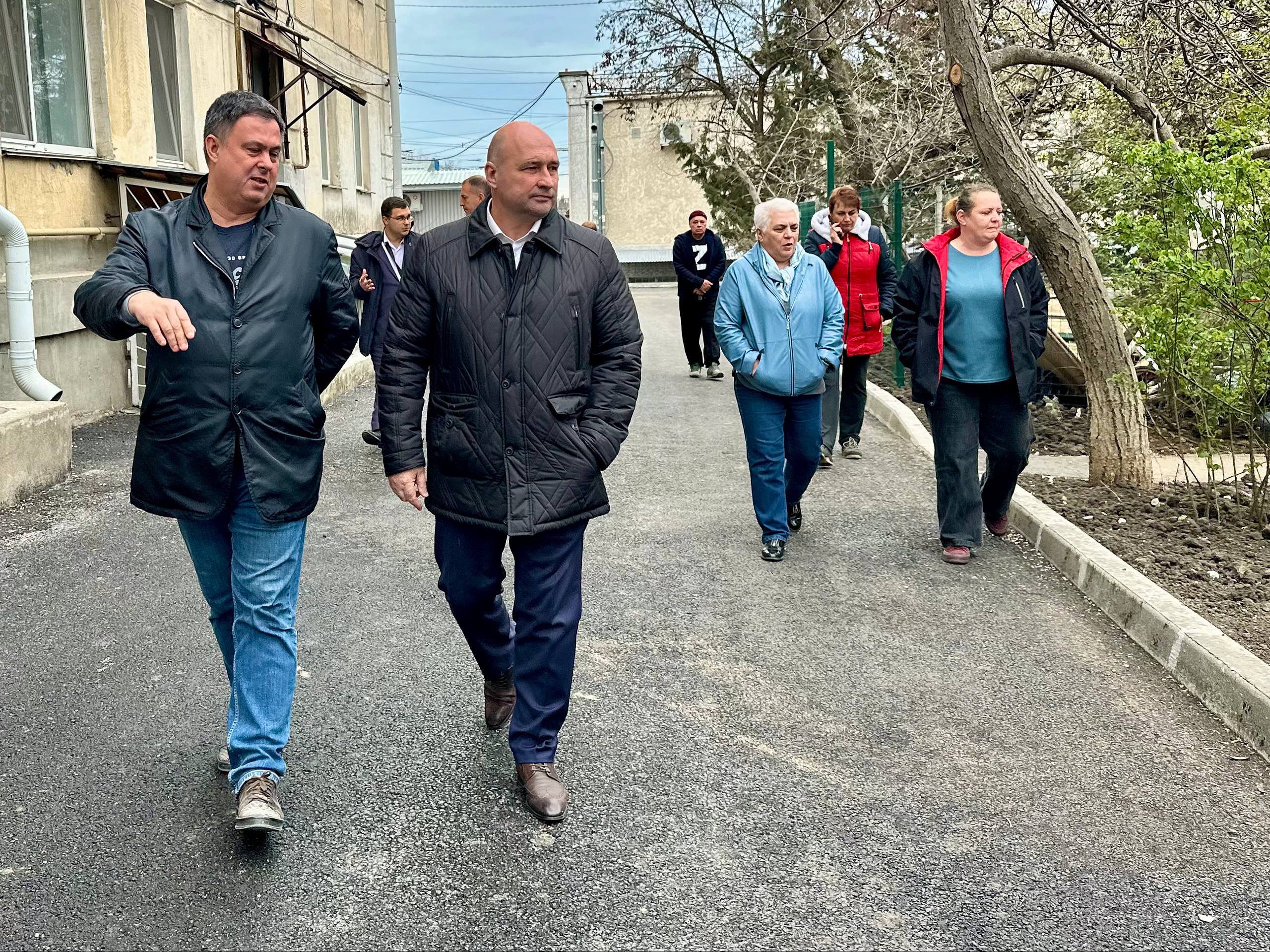 Владимир Немцев: Встретился с жителями дома № 60 по улице Льва Толстого, чтобы обсудить итоги ремонта внутриквартальной дороги и придомовой территории