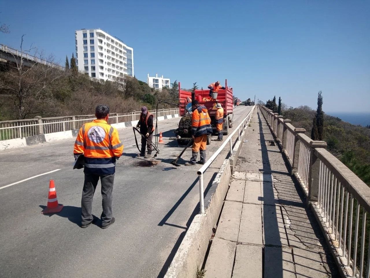 В Крыму продолжают проводить ямочный ремонт дорог В Крыму продолжают проводить ямочный ремонт дорог
