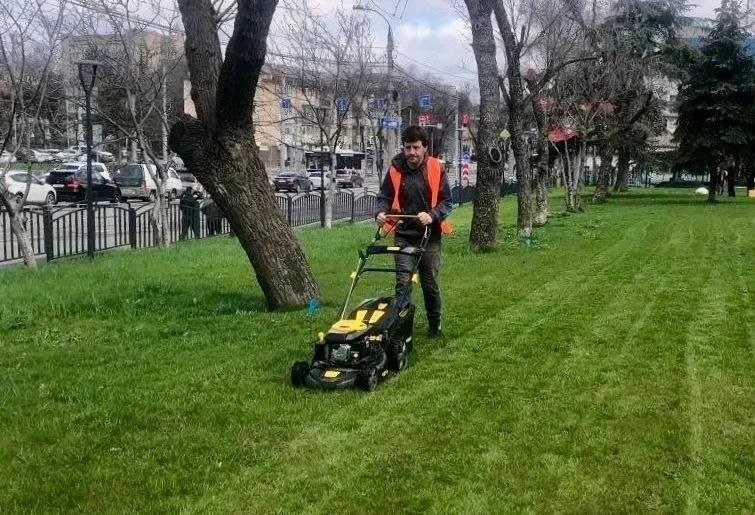 В парках и скверах Симферополя начался активный покос травы В парках и скверах Симферополя начался активный покос травы