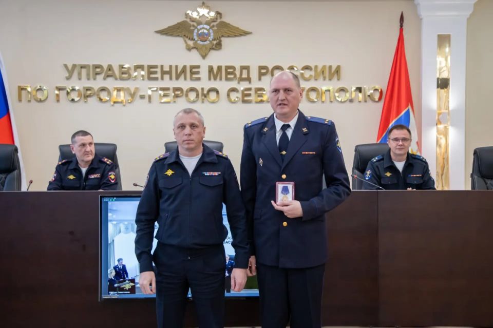Врио начальника УМВД России по г.Севастополю полковник полиции Владислав Уткин вручил сотрудникам органов внутренних дел ведомственные награды и свидетельства о занесении на доску почета Управления Врио начальника УМВД России по г.Севастополю полковник полиции Владислав Уткин вручил сотрудникам органов внутренних дел ведомственные награды и свидетельства о занесении на доску почета Управления