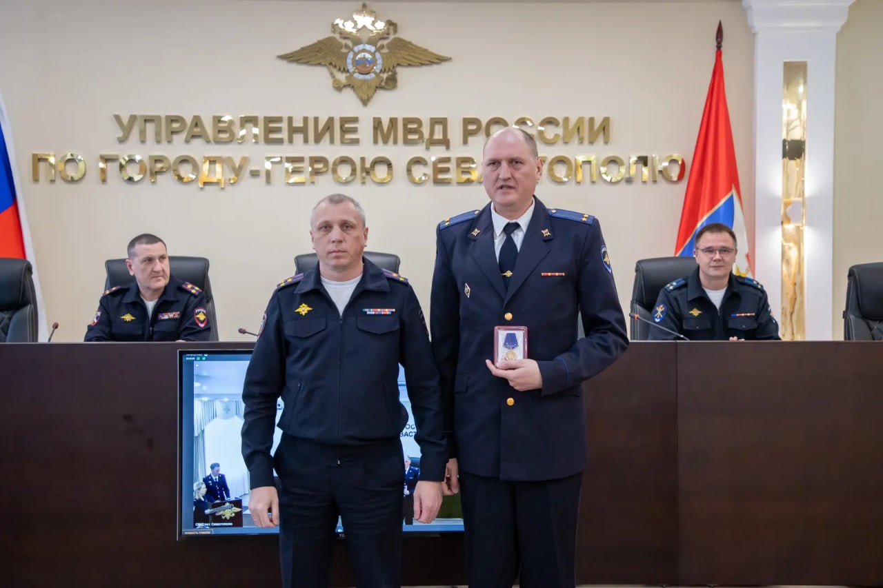Врио начальника УМВД России по г.Севастополю полковник полиции Владислав Уткин вручил сотрудникам органов внутренних дел ведомственные награды и свидетельства о занесении на доску почета Управления Врио начальника УМВД России по г.Севастополю полковник полиции Владислав Уткин вручил сотрудникам органов внутренних дел ведомственные награды и свидетельства о занесении на доску почета Управления