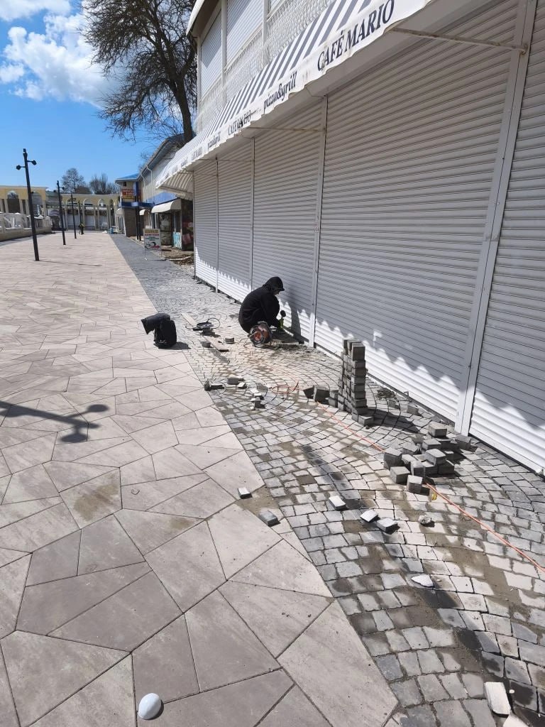 Заместитель главы администрации города Сергей Колганов проверил ход работ на набережной им. Горького, где сейчас ведется благоустройство Заместитель главы администрации города Сергей Колганов проверил ход работ на набережной им. Горького, где сейчас ведется благоустройство