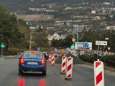 Нервы водителей, которые пытается попасть в Ялту, на пределе уже третий день