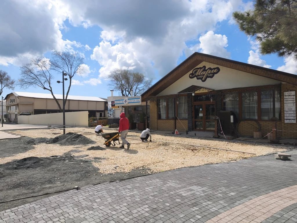 Заместитель главы администрации города Сергей Колганов проверил ход работ на набережной им. Горького, где сейчас ведется благоустройство Заместитель главы администрации города Сергей Колганов проверил ход работ на набережной им. Горького, где сейчас ведется благоустройство