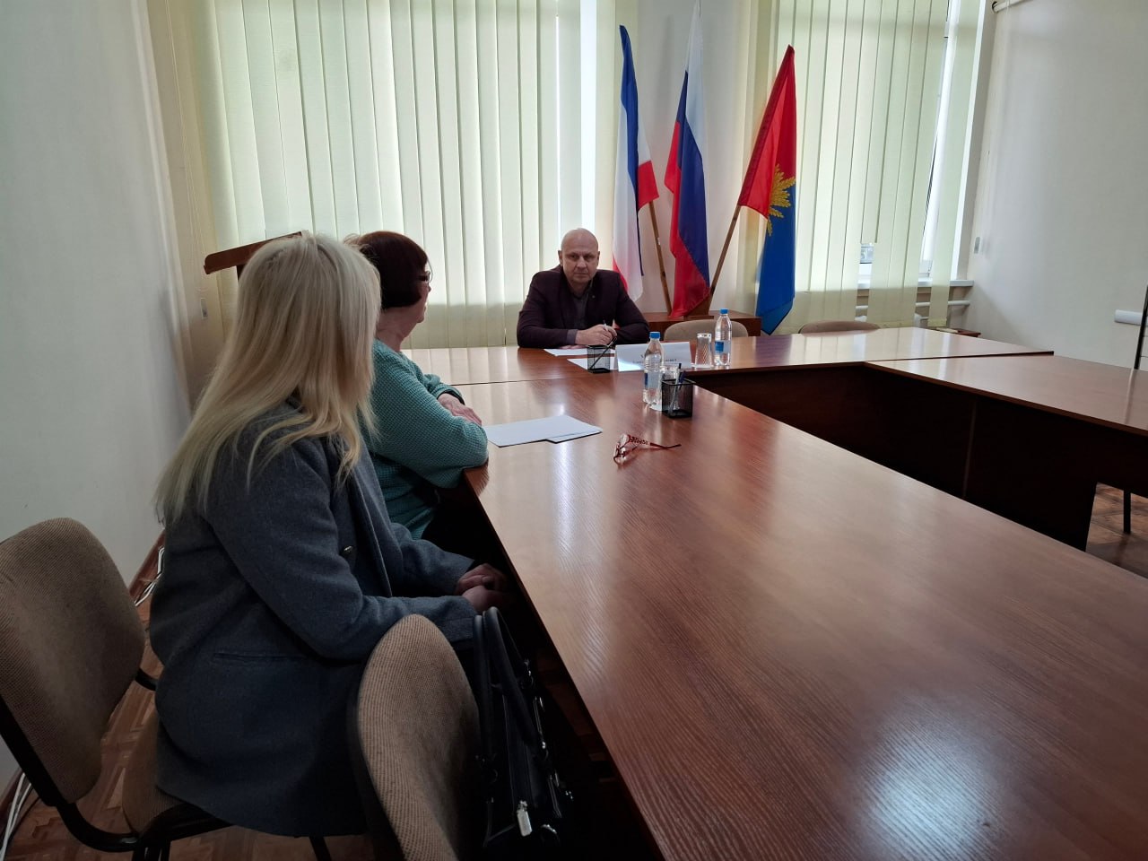 Глава администрации Советского района Александр Харламов провел еженедельный прием граждан при участии председателя Советского районного совета Виктории Грицай и руководителей профильных организаций