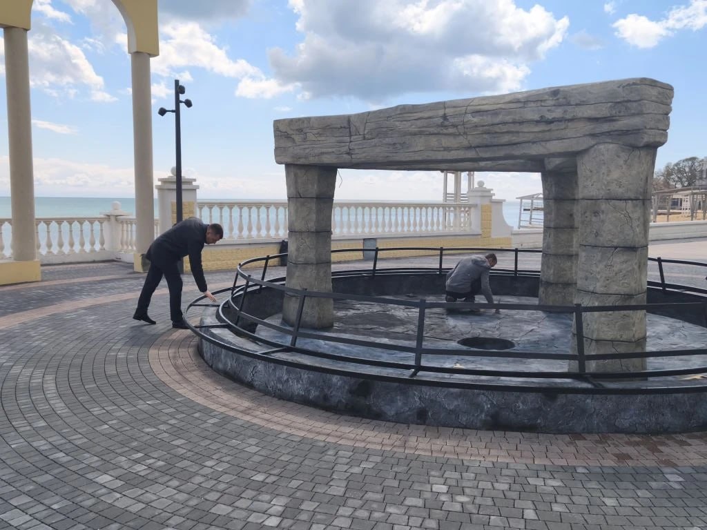 Заместитель главы администрации города Сергей Колганов проверил ход работ на набережной им. Горького, где сейчас ведется благоустройство Заместитель главы администрации города Сергей Колганов проверил ход работ на набережной им. Горького, где сейчас ведется благоустройство