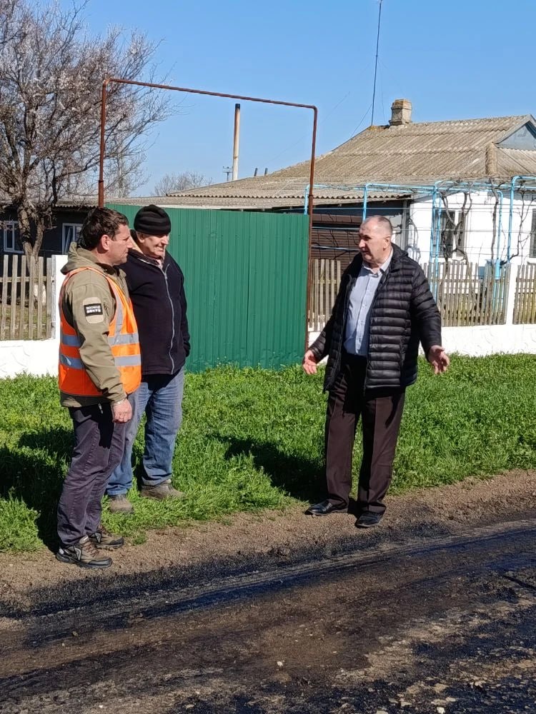 Качество выполнения ремонта дороги по ул. Юбилейная в селе Красный Партизан проверил заместитель Главы Администрации района Валерий Пожванюк, курирующий это направление Качество выполнения ремонта дороги по ул. Юбилейная в селе Красный Партизан проверил заместитель Главы Администрации района Валерий Пожванюк, курирующий это направление