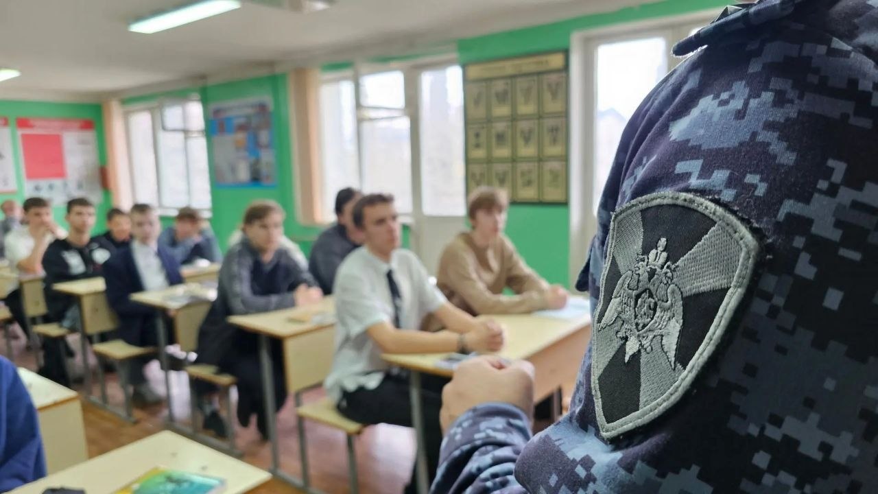 Росгвардейцы встретились с будущими выпускниками севастопольского колледжа