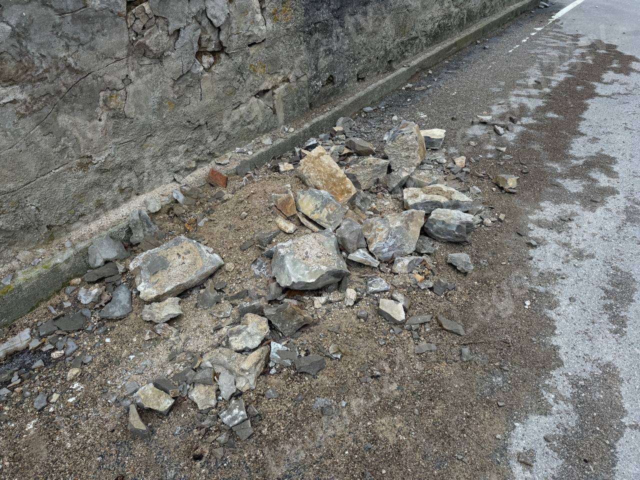 Байдарские ворота в шаге от необратимых утрат — части памятника архитектуры осыпаются на проезжую часть Байдарские ворота в шаге от необратимых утрат — части памятника архитектуры осыпаются на проезжую часть