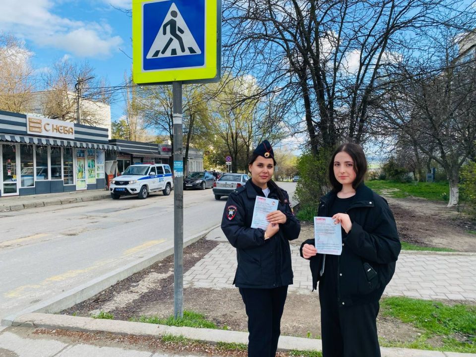 В Бахчисарае пешеходам напомнили правила безопасности на дороге В Бахчисарае пешеходам напомнили правила безопасности на дороге