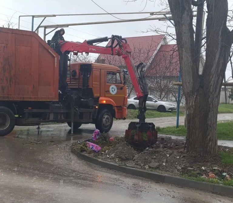 В Керчи ведется плановая системная работа по санитарной уборке В Керчи ведется плановая системная работа по санитарной уборке