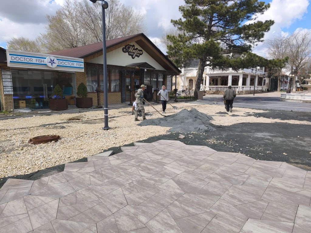 Заместитель главы администрации города Сергей Колганов проверил ход работ на набережной им. Горького, где сейчас ведется благоустройство Заместитель главы администрации города Сергей Колганов проверил ход работ на набережной им. Горького, где сейчас ведется благоустройство