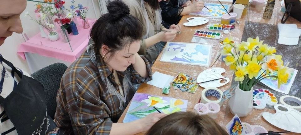В Музее истории города Симферополя под руководством художника и специалиста по экспозиционно-выставочной деятельности Фомичевой Ирины Викторовны прошли увлекательные мастер-классы по изобразительному искусству: «Рисуем цветы... В Музее истории города Симферополя под руководством художника и специалиста по экспозиционно-выставочной деятельности Фомичевой Ирины Викторовны прошли увлекательные мастер-классы по изобразительному искусству: «Рисуем цветы...