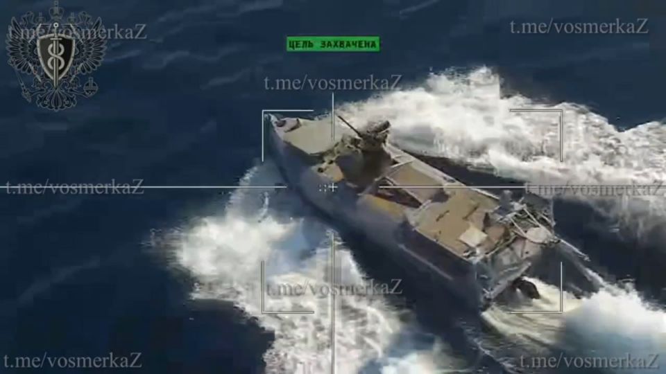 Уничтожение украинских БЭК с турелями при помощи дронов-камикадзе "Ланцет" в Черном море Уничтожение украинских БЭК с турелями при помощи дронов-камикадзе "Ланцет" в Черном море