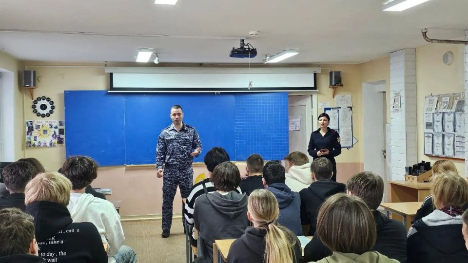 Росгвардейцы встретились с будущими выпускниками севастопольского колледжа Росгвардейцы встретились с будущими выпускниками севастопольского колледжа