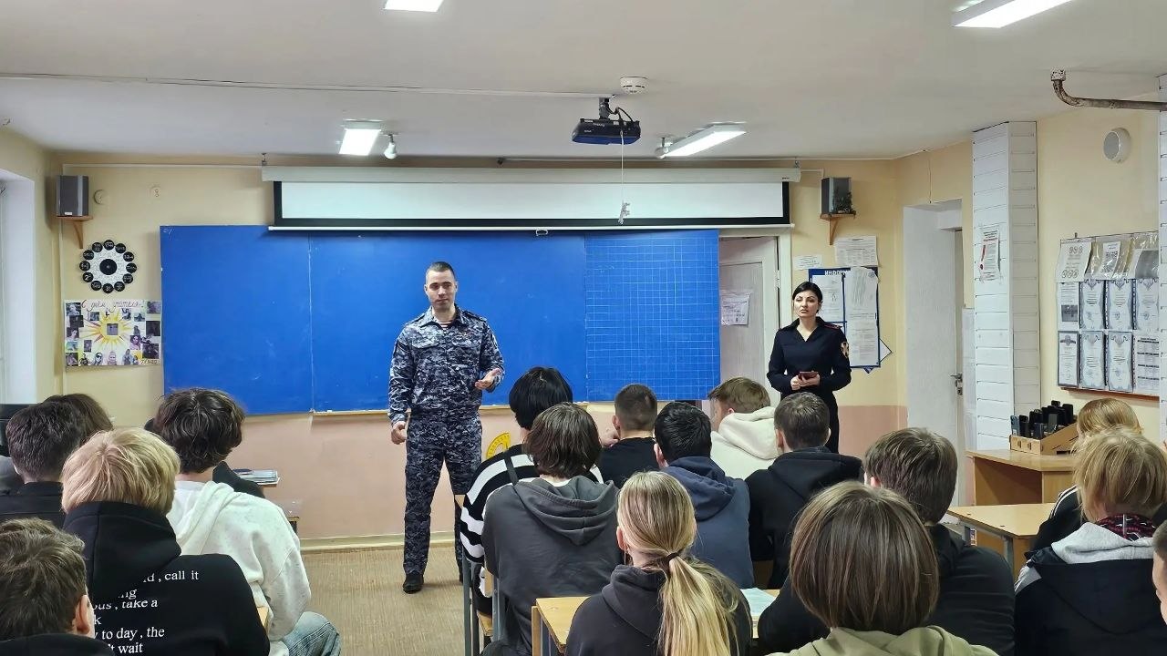 Росгвардейцы встретились с будущими выпускниками севастопольского колледжа Росгвардейцы встретились с будущими выпускниками севастопольского колледжа