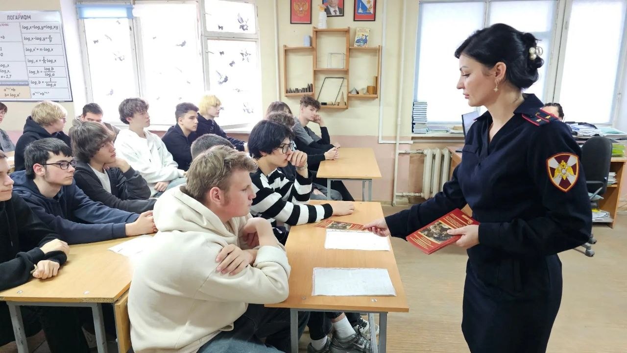Росгвардейцы встретились с будущими выпускниками севастопольского колледжа Росгвардейцы встретились с будущими выпускниками севастопольского колледжа
