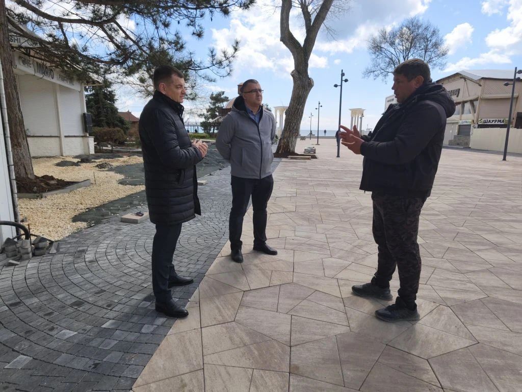 Заместитель главы администрации города Сергей Колганов проверил ход работ на набережной им. Горького, где сейчас ведется благоустройство