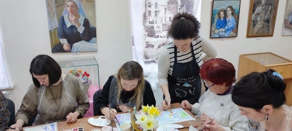 В Музее истории города Симферополя под руководством художника и специалиста по экспозиционно-выставочной деятельности Фомичевой Ирины Викторовны прошли увлекательные мастер-классы по изобразительному искусству: «Рисуем цветы... В Музее истории города Симферополя под руководством художника и специалиста по экспозиционно-выставочной деятельности Фомичевой Ирины Викторовны прошли увлекательные мастер-классы по изобразительному искусству: «Рисуем цветы...