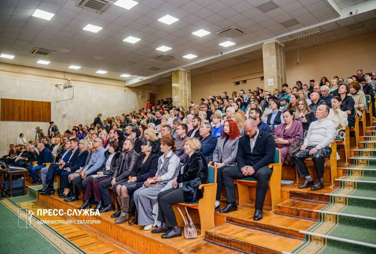 Депутат Государственной Думы РФ Леонид Бабашов встретился в евпаторийцами Депутат Государственной Думы РФ Леонид Бабашов встретился в евпаторийцами