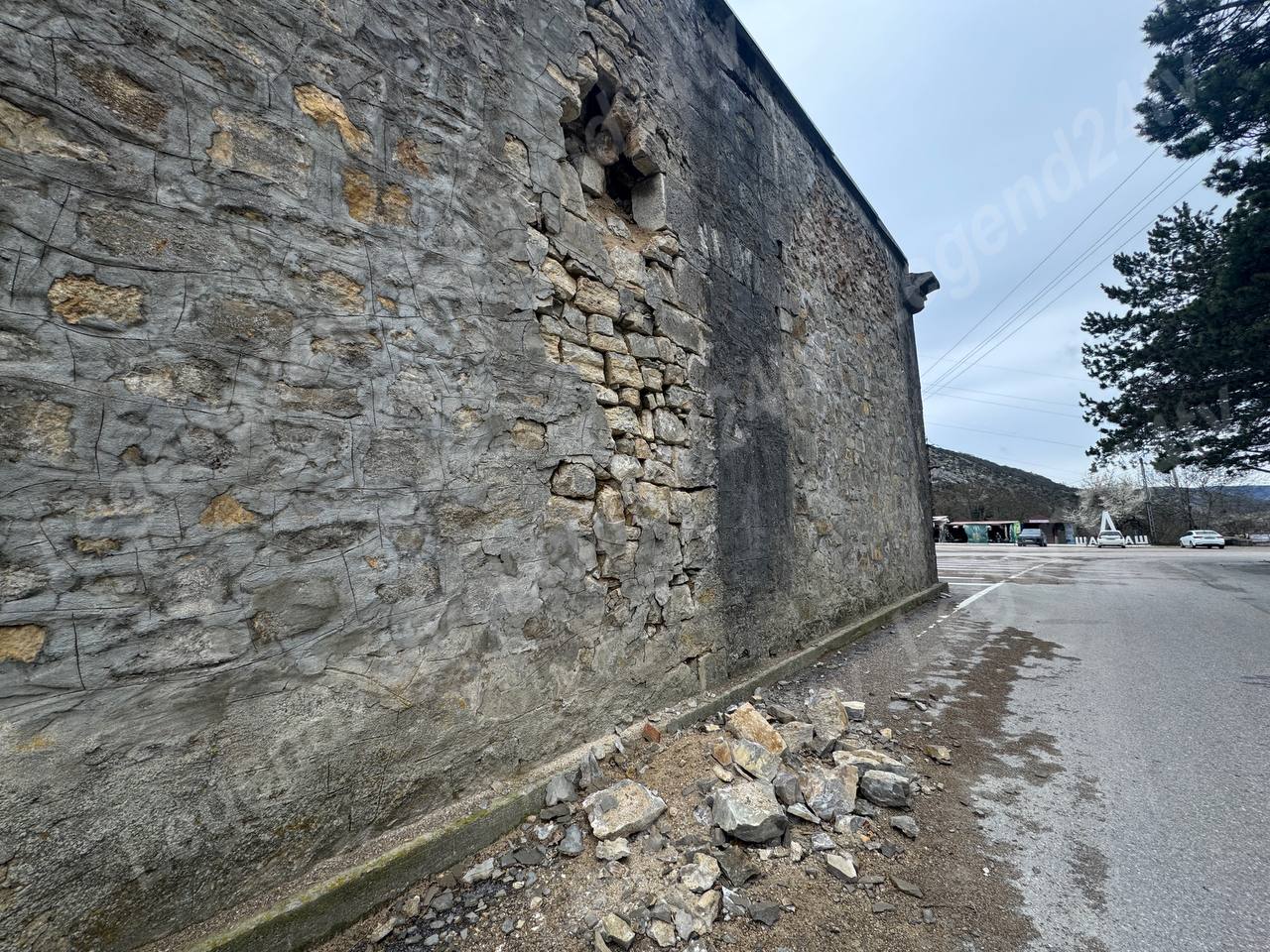 Байдарские ворота в шаге от необратимых утрат — части памятника архитектуры осыпаются на проезжую часть Байдарские ворота в шаге от необратимых утрат — части памятника архитектуры осыпаются на проезжую часть