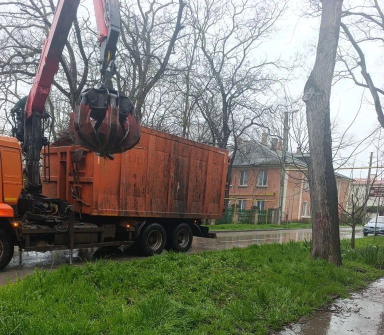 В Керчи ведется плановая системная работа по санитарной уборке В Керчи ведется плановая системная работа по санитарной уборке