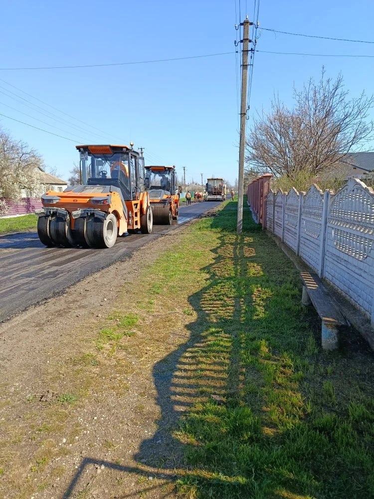 Качество выполнения ремонта дороги по ул. Юбилейная в селе Красный Партизан проверил заместитель Главы Администрации района Валерий Пожванюк, курирующий это направление