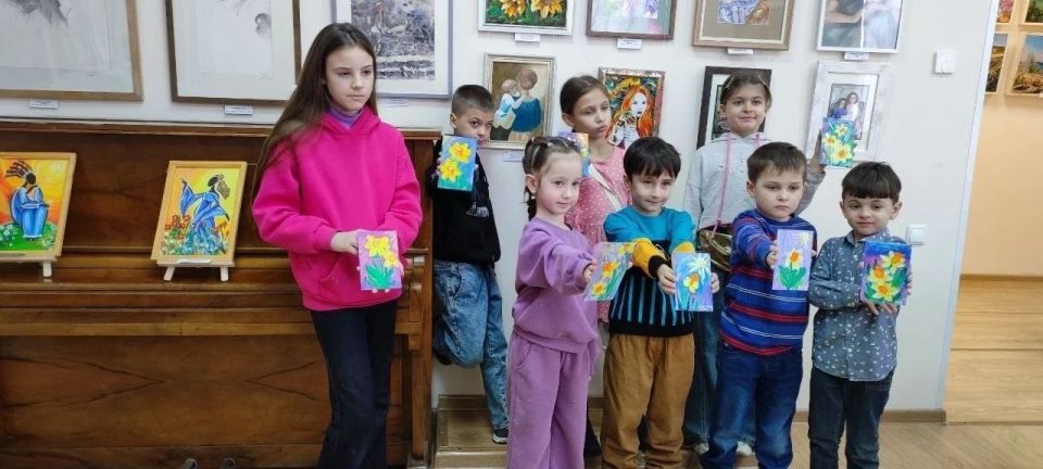 В Музее истории города Симферополя под руководством художника и специалиста по экспозиционно-выставочной деятельности Фомичевой Ирины Викторовны прошли увлекательные мастер-классы по изобразительному искусству: «Рисуем цветы... В Музее истории города Симферополя под руководством художника и специалиста по экспозиционно-выставочной деятельности Фомичевой Ирины Викторовны прошли увлекательные мастер-классы по изобразительному искусству: «Рисуем цветы...