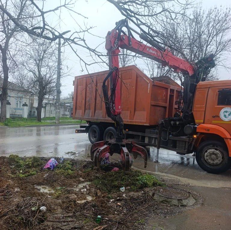 В Керчи ведется плановая системная работа по санитарной уборке В Керчи ведется плановая системная работа по санитарной уборке