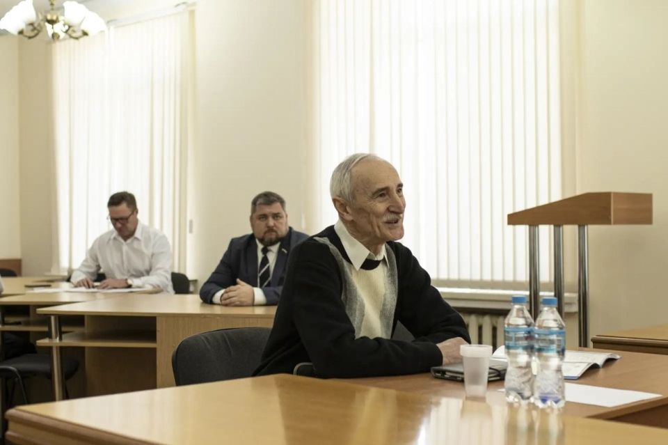 Глава администрации Симферополя Михаил Афанасьев провёл личный приём граждан, в ходе которого к нему обратились шесть симферопольцев Глава администрации Симферополя Михаил Афанасьев провёл личный приём граждан, в ходе которого к нему обратились шесть симферопольцев