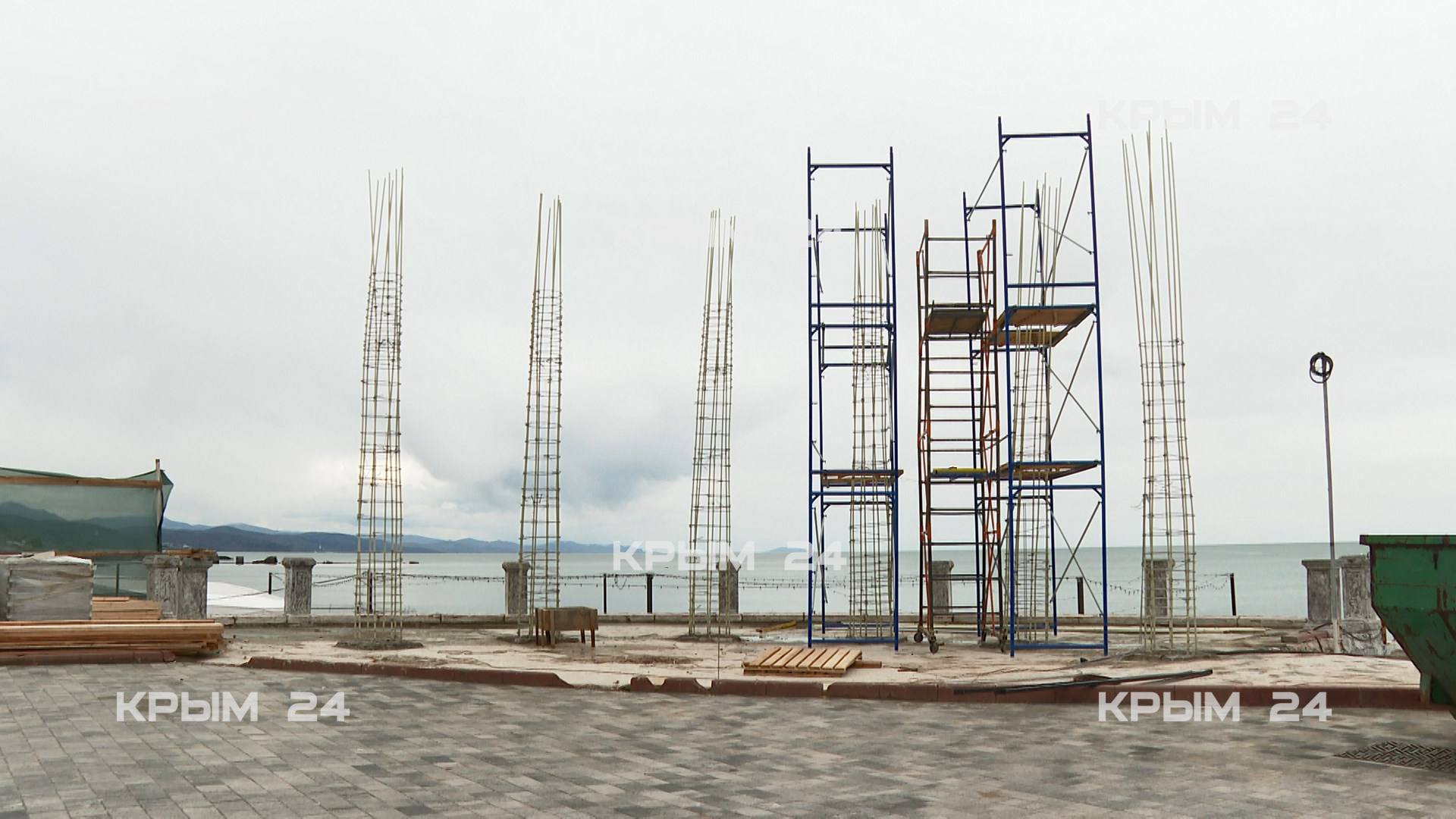 Полуротонда на Центральной набережной Алушты обретает узнаваемые очертания