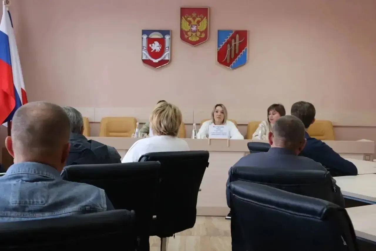 Глава администрации Джанкойского района Инна Федоренко совместно со своими заместителями провела совещание с представителями садовых некоммерческих товариществ района Глава администрации Джанкойского района Инна Федоренко совместно со своими заместителями провела совещание с представителями садовых некоммерческих товариществ района