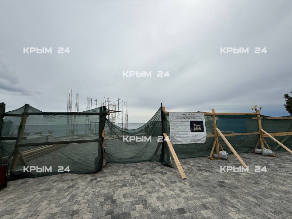 Каркас для будущих колонн ротонды установили на набережной Алушты Каркас для будущих колонн ротонды установили на набережной Алушты