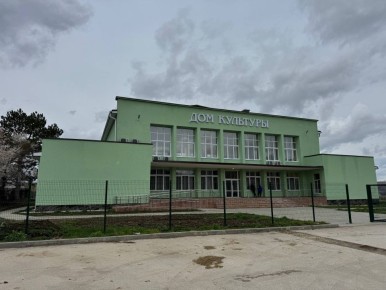 Кирилл Чебышев: Также в рамках рабочего выезда в село Грушевка посетил важный для жителей объект — сельский клуб, который был полностью восстановлен в рамках капитального ремонта