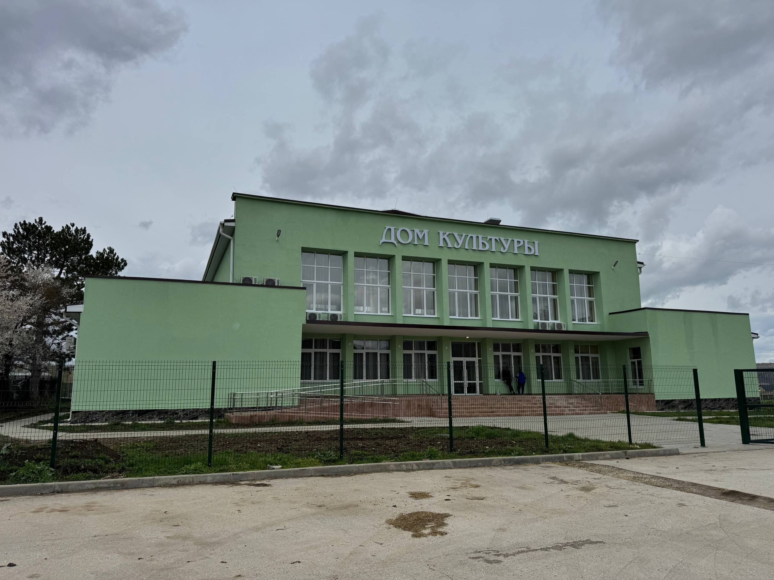 Кирилл Чебышев: Также в рамках рабочего выезда в село Грушевка посетил важный для жителей объект — сельский клуб, который был полностью восстановлен в рамках капитального ремонта